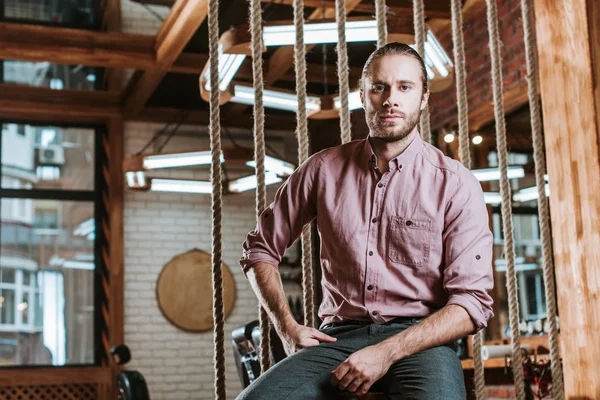 Knappe Man Met Baard Spijkerbroek Kijkend Naar Camera — Stockfoto