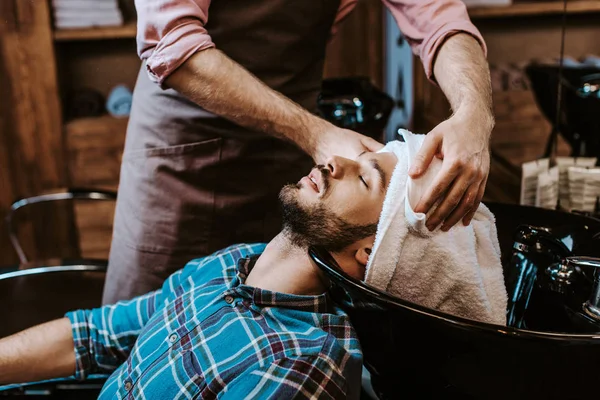 Frisör Håller Vit Handduk Nära Huvudet Skäggig Man Med Slutna — Stockfoto