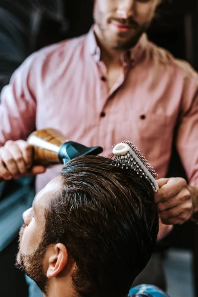 Selektiver Fokus Des Friseurs Der Haare Bürstet Und Haartrockner Der — Stockfoto