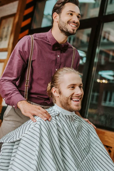 Barbeiro Feliz Colocando Mãos Sobre Ombros Homem Bonito Barbearia — Fotografia de Stock