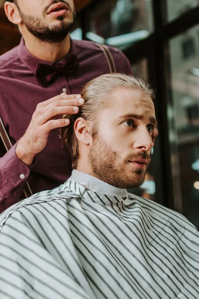 Bartfriseur Berührt Haare Eines Gutaussehenden Mannes Friseursalon — Stockfoto