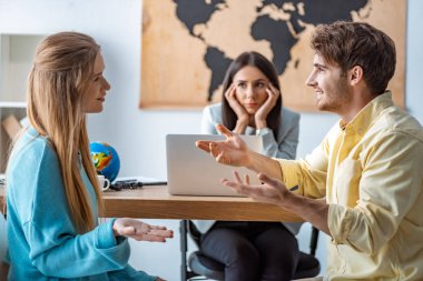 Sıkılmış seyahat acentesinin yakınındaki tartışmalı müşterilerin seçici odağı