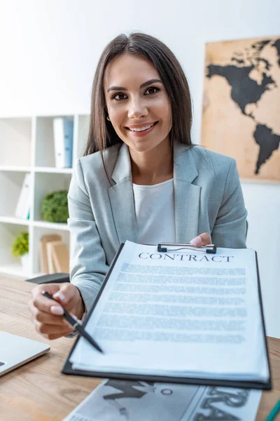 Aantrekkelijk Reisbureau Wijzend Met Pen Handtekening Plaats Contract Terwijl Glimlachend — Stockfoto