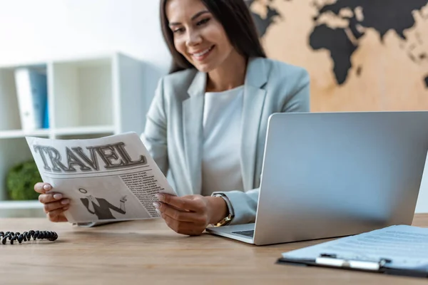 Lächelndes Reisebüro Liest Reisezeitung Arbeitsplatz — Stockfoto