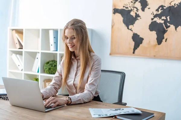 Smiling Travel Agent Using Laptop While Sitting Workplace — Stock Photo, Image