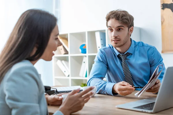 Handsome Travel Agent Pointing Pen Map While Talking Smiling Woman — Stock Photo, Image