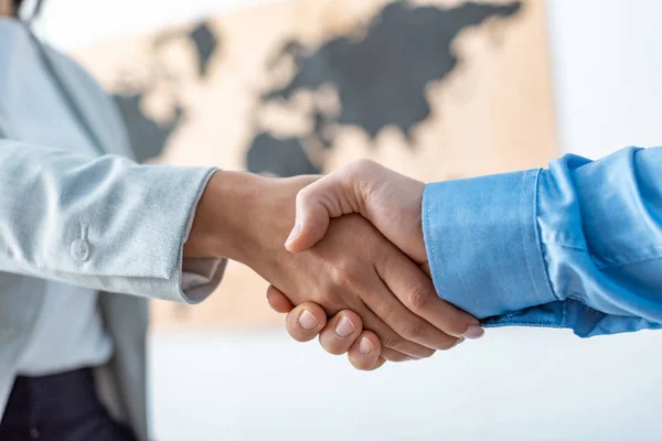 Cropped View Travel Agent Client Shaking Hands Office — Stock Photo, Image