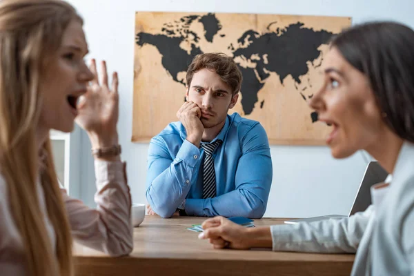 Selectieve Focus Van Ruziënd Koppel Buurt Van Verveeld Reisbureau — Stockfoto