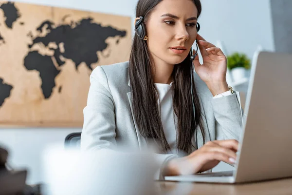 Uppmärksam Resebyrå Som Arbetar Nära Bärbar Dator — Stockfoto