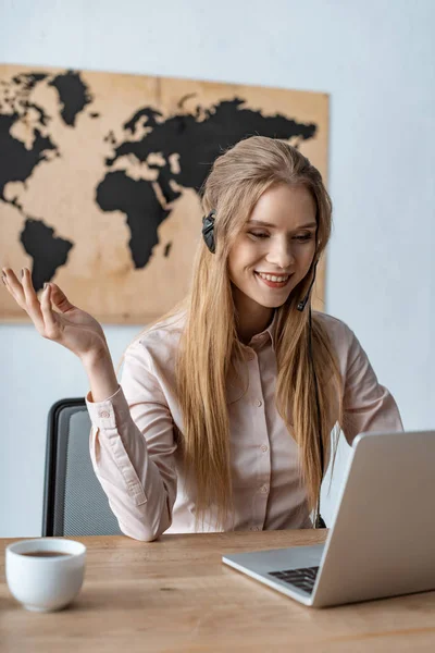 Positive Travel Agent Smiling While Looking Laptop — Stock Photo, Image