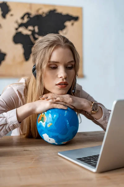 Kimerült Utazási Iroda Támaszkodik Világon Miközben Nézi Laptop — Stock Fotó