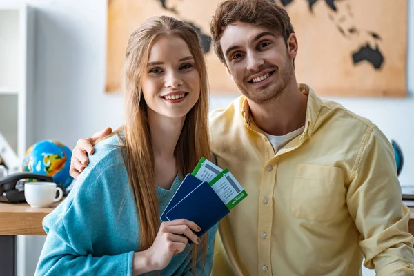 Sonriente Hombre Abrazando Novia Celebración Pasaportes Billetes Avión Agencia Viajes — Foto de Stock