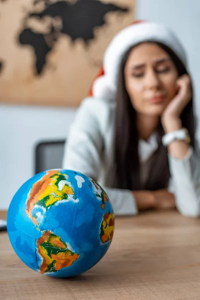 Selective Focus Pensive Travel Agent Globe Workplace — Stock Photo, Image