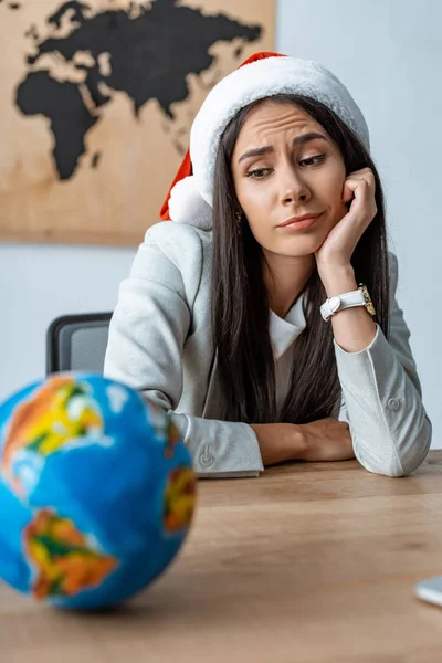 Agente Viaggio Sognante Seduto Cappello Babbo Natale Guardando Globo Ufficio — Foto Stock