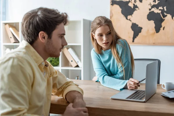 Attractive Travel Agent Pointing Laptop Screen Client — Stock Photo, Image