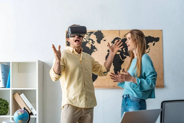 Agente Viajes Sonriente Mirando Cliente Emocionado Usando Auriculares — Foto de Stock