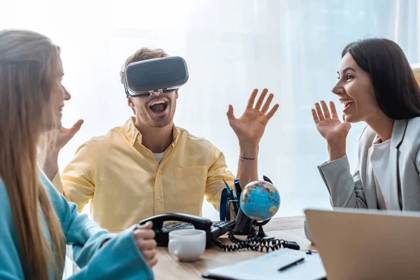 Eccitato Giovane Utilizzando Auricolare Vicino Sorridente Fidanzata Agente Viaggio — Foto Stock