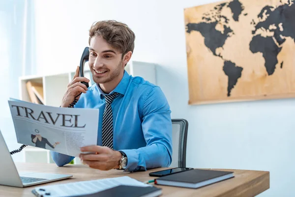 Glimlachende Reisagent Praten Telefoon Terwijl Het Houden Van Reiskrant — Stockfoto