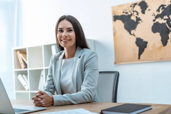 Attraktiv Resebyrå Tittar Kameran När Sitter Arbetsplatsen — Stockfoto