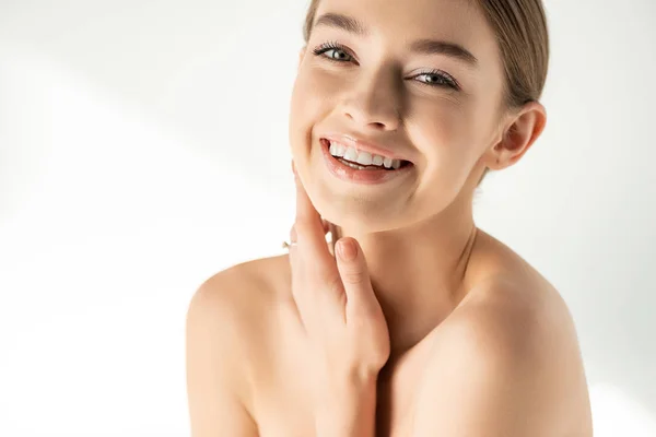 Alegre Jovem Mulher Posando Isolado Branco — Fotografia de Stock