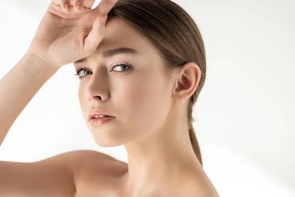 Elegante Jovem Mulher Posando Isolado Branco — Fotografia de Stock