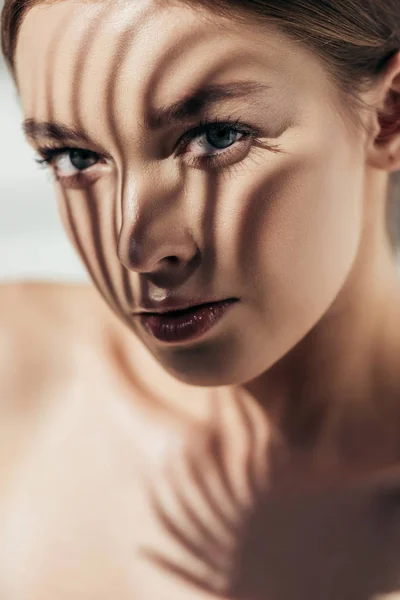 Portré Gyönyörű Meztelen Lány Árnyék Arcon Szürke — Stock Fotó