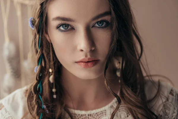 Bela Menina Macia Com Tranças Vestido Boho Branco Bege — Fotografia de Stock