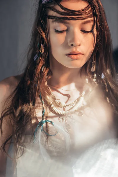 Chica Boho Con Trenzas Peinado Posando Sobre Gris Con Bengalas — Foto de Stock