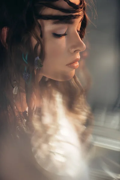 美しいですBoho女の子で髪の毛でポーズのグレーでレンズフレア — ストック写真