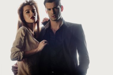 Çekici bir kadın beyaz tenli yakışıklı bir adama sarılıyor. 