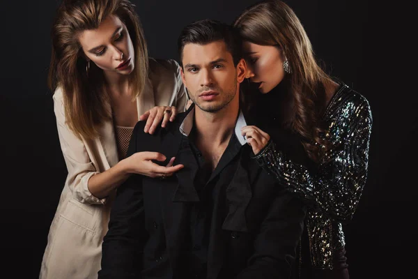 Mujeres Atractivas Elegantes Abrazando Apuesto Hombre Aislado Negro — Foto de Stock