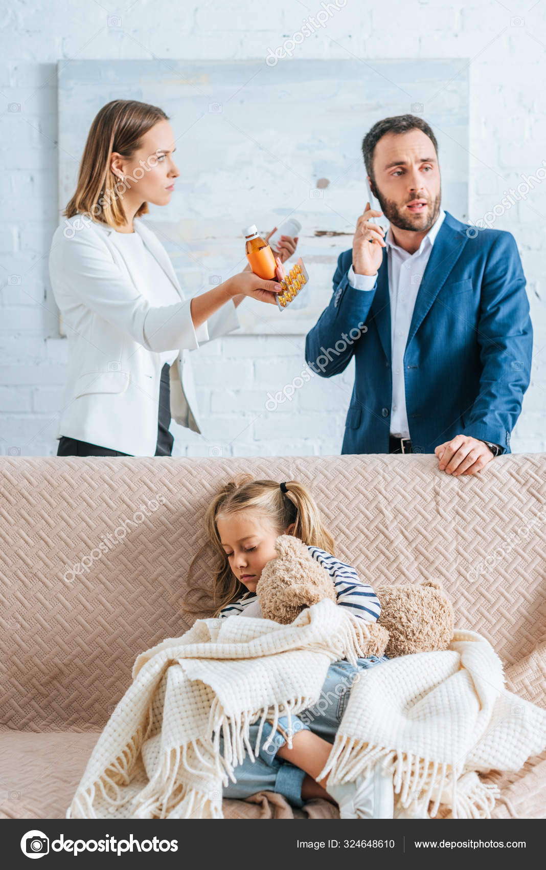 Besorgte Mutter Und Interessierte Tochter Besorgte Mutter Und Interessierte Tochter
