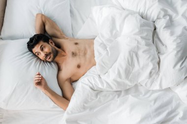 Sabahları uyanan seksi ve yakışıklı, çift ırklı bir adam. 