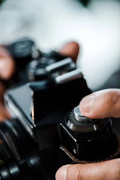 Kivágott Kilátás Kétfajú Férfi Kezében Digitális Fényképezőgép Lakásban — Stock Fotó