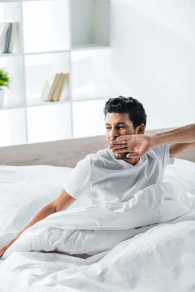 Bonito Racial Homem Bocejando Acordar Manhã — Fotografia de Stock