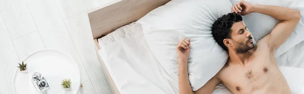 섹시하고 잘생긴 남자가 아침에 침대에서 파노라마 — 스톡 사진