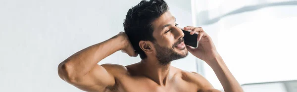 Plano Panorámico Hombre Racial Guapo Sonriente Hablando Teléfono Inteligente Mañana — Foto de Stock