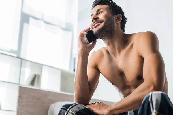 Baixo Ângulo Visão Homem Bonito Sorridente Racial Falando Smartphone Manhã — Fotografia de Stock