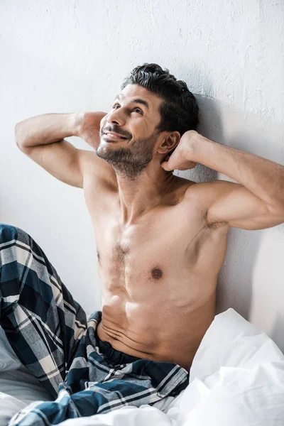 Bello Sexy Razziale Uomo Con Mani Sulla Testa Sorridente Mattino — Foto Stock