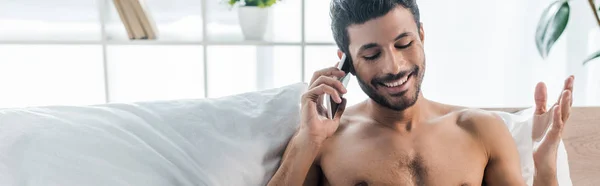 Panoramic Shot Handsome Smiling Racial Man Talking Smartphone Morning — Stock Photo, Image