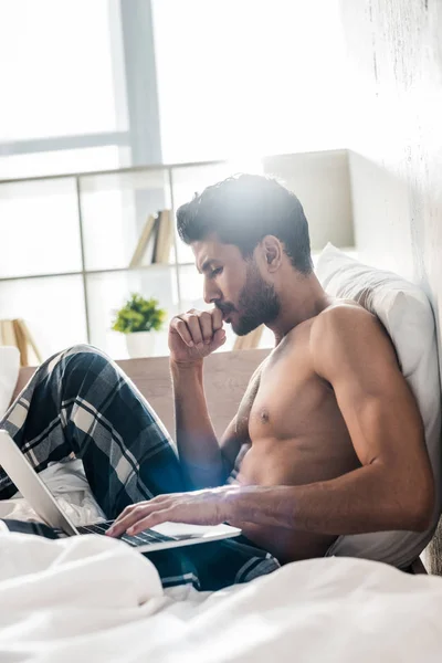 Side View Handsome Pensive Racial Man Using Laptop Morning — Stock Photo, Image
