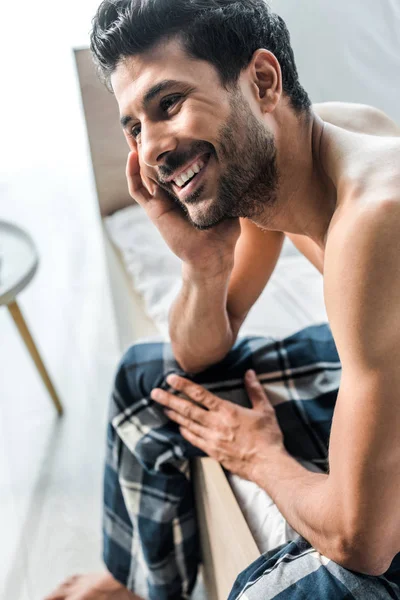 Schöner Und Lächelnder Mann Der Morgens Auf Dem Bett Sitzt — Stockfoto