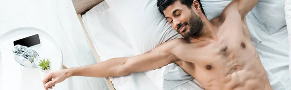 Plano Panorámico Hombre Racial Guapo Despertando Estirándose Mañana — Foto de Stock