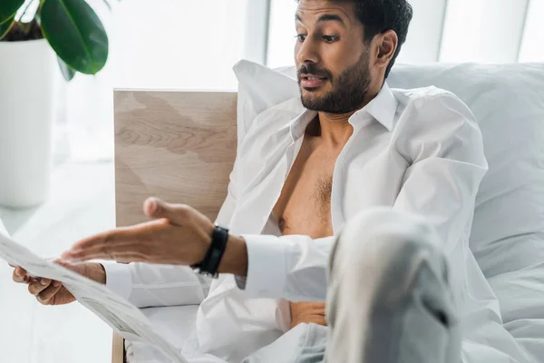 Beau Irrité Racial Homme Pointant Avec Main Journal Matin — Photo