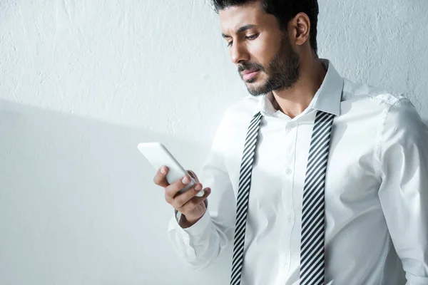 Handsome Racial Businessman Using Smartphone Morning Home — Stock Photo, Image