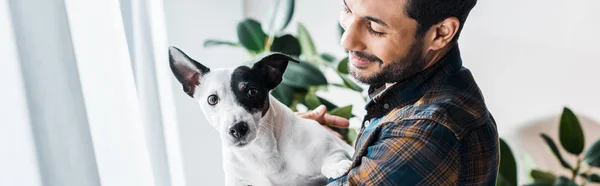 Tiro Panorâmico Sorrir Bonito Racial Homem Segurando Jack Russell Terrier — Fotografia de Stock
