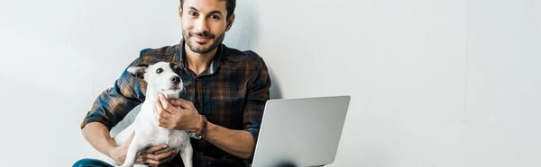 Plano Panorámico Hombre Racial Guapo Sonriente Con Portátil Sosteniendo Jack — Foto de Stock