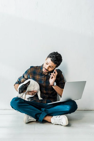 Bonito Racial Homem Falando Smartphone Segurando Jack Russell Terrier — Fotografia de Stock