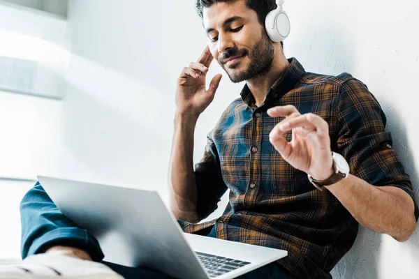 Low Angle View Handsome Smiling Racial Man Laptop Listening Music — Stock Photo, Image