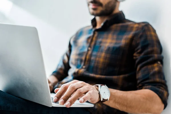 Vista Cortada Homem Racial Usando Laptop Apartamento — Fotografia de Stock